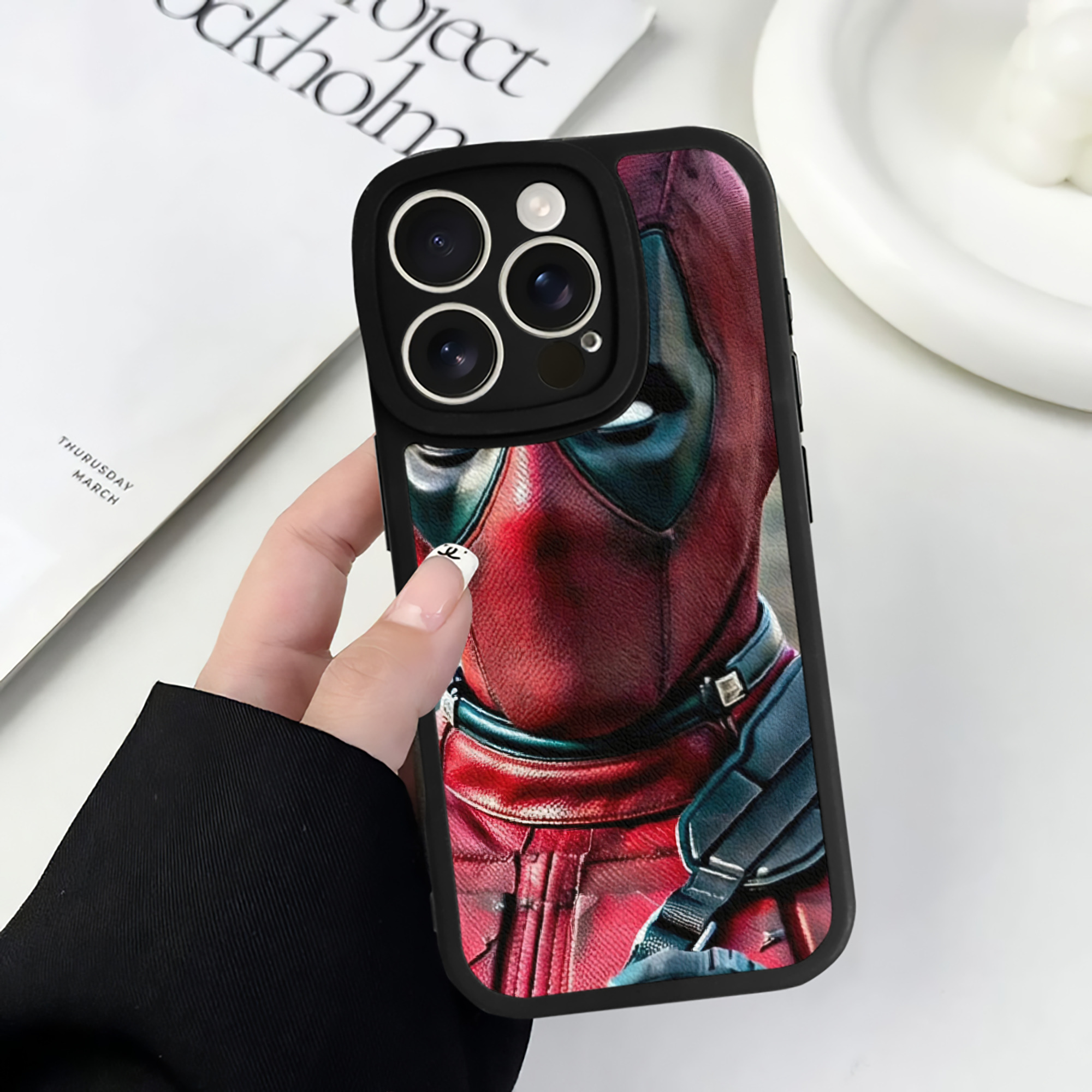 （画像用） Deadpool デッドプール 【iPhone 16シリーズ対応】シリコンスマホケース（レザー調） 材質：シリコン